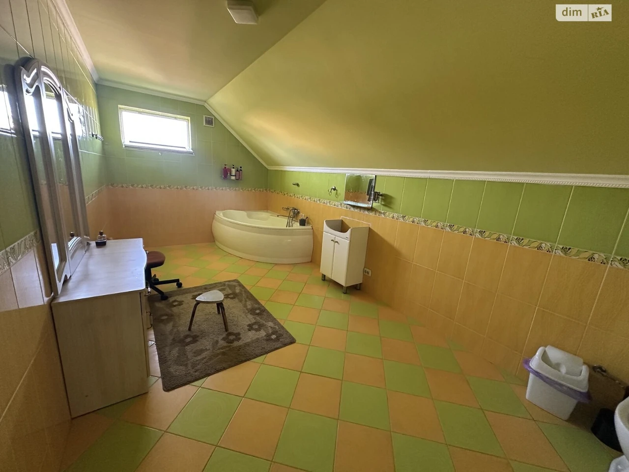 Sale of a House in Comptont