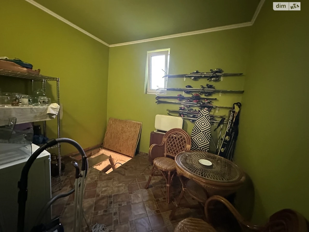Sale of a House in Comptont
