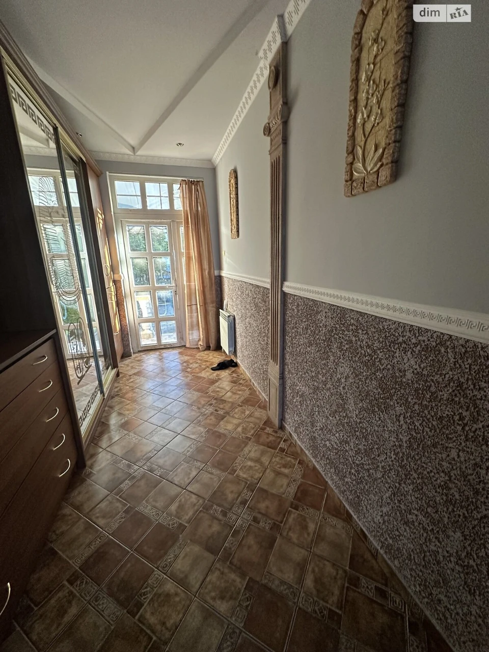 Sale of a House in Comptont
