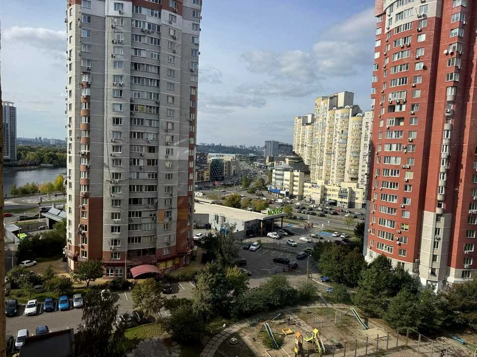 Квартира. Київ, Анни Ахматової вул.