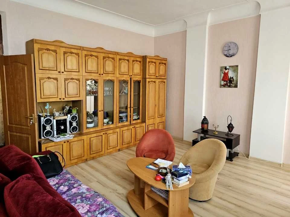 Apartment. Dnipro, Prydniprovs'ka St.
