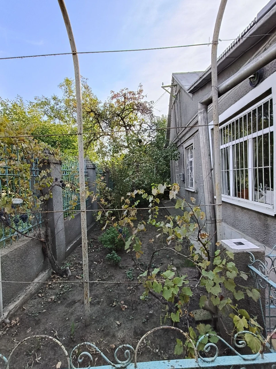 Продається добротний будинок в центрі Ленпоселка, 12 соток землі, г