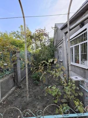 Продається добротний будинок в центрі Ленпоселка, 12 соток землі, г