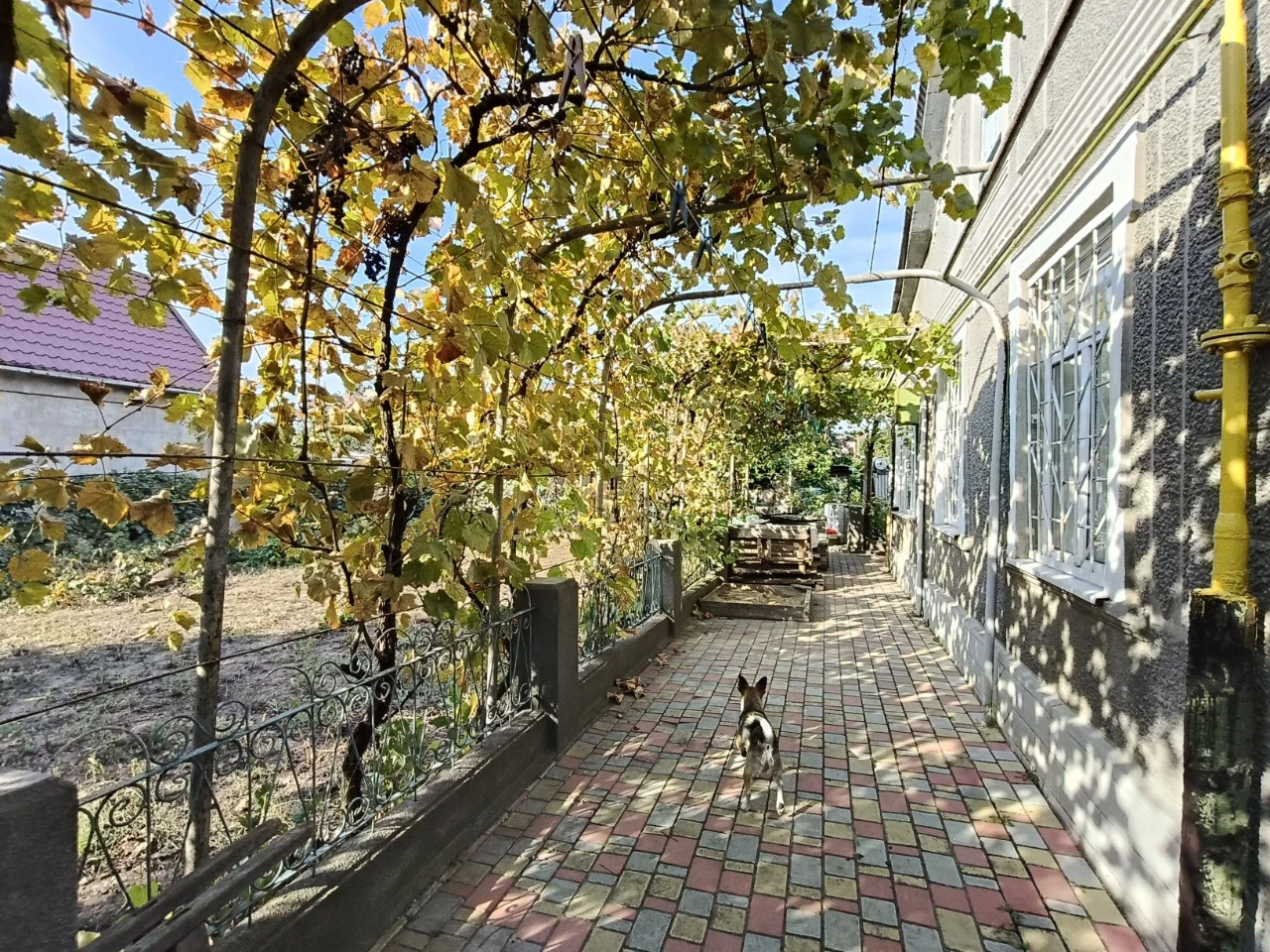 Продається добротний будинок в центрі Ленпоселка, 12 соток землі, г