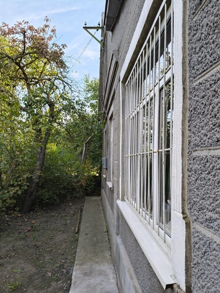 Продається добротний будинок в центрі Ленпоселка, 12 соток землі, г