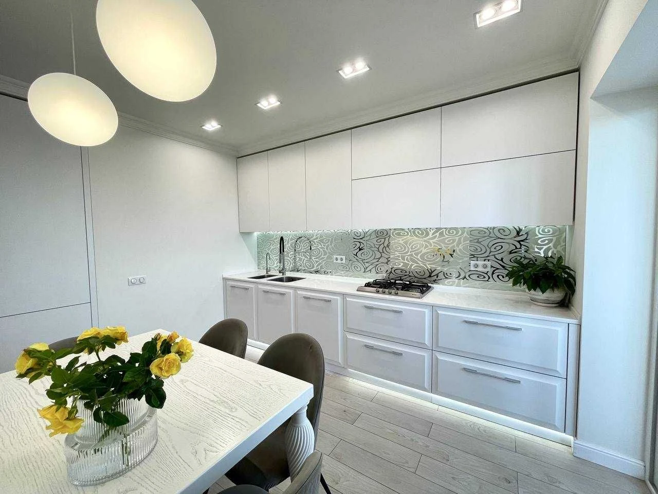Sale of a 3-room apartment with a city view! Exhibition