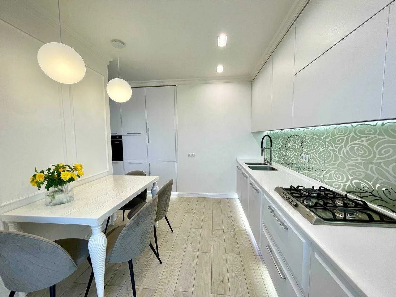 Sale of a 3-room apartment with a city view! Exhibition