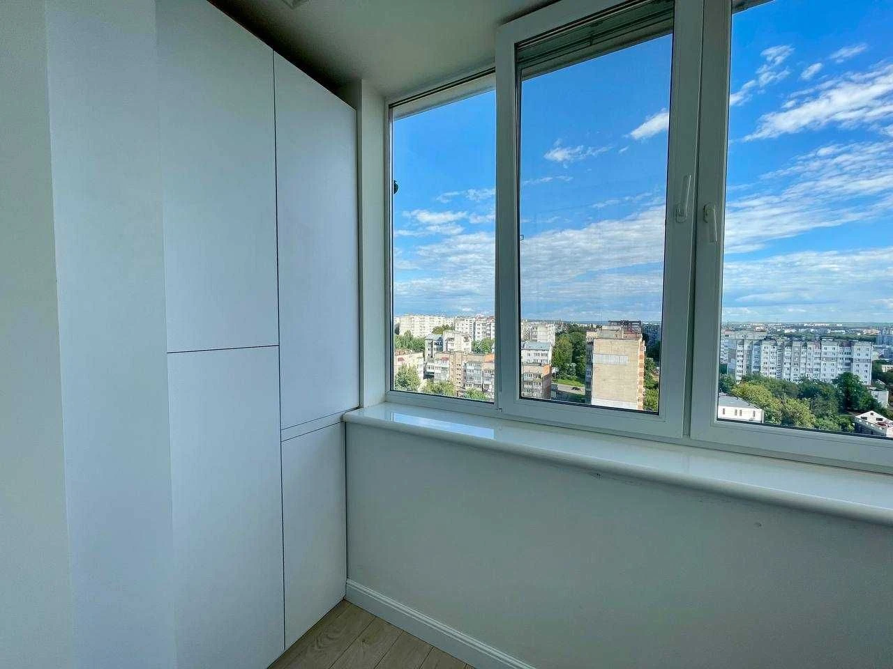 Sale of a 3-room apartment with a city view! Exhibition