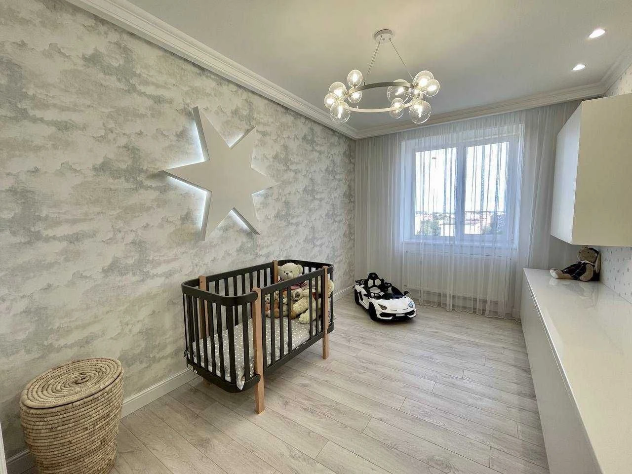 Sale of a 3-room apartment with a city view! Exhibition