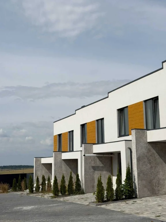 Panoramic townhouse in complex "Aurora" with plot and 2 parking spaces