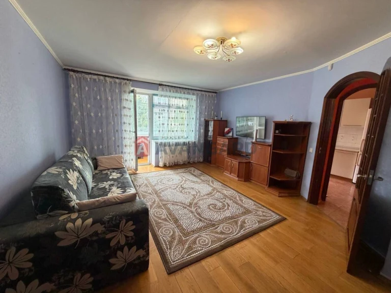 4-room apartment, furniture and appliances remain, 2nd floor
