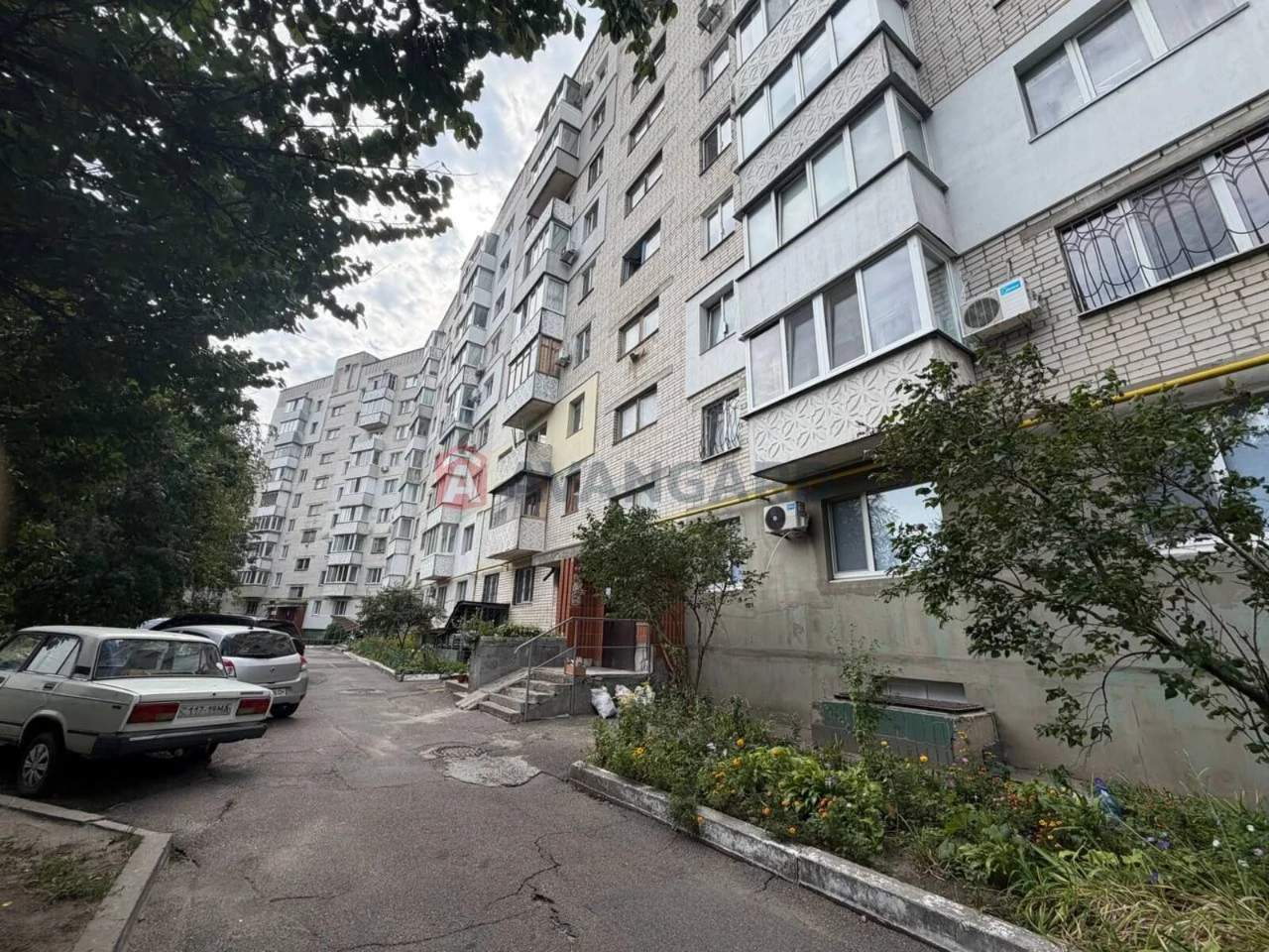 4-кімнатна квартира, меблі та техніка залишаються, 2 поверх