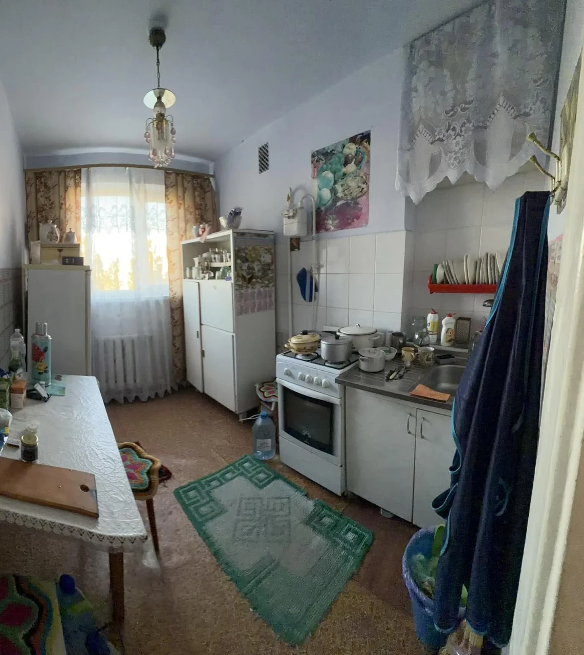 Selling 3-room apartment on Kosmonavtov Street.