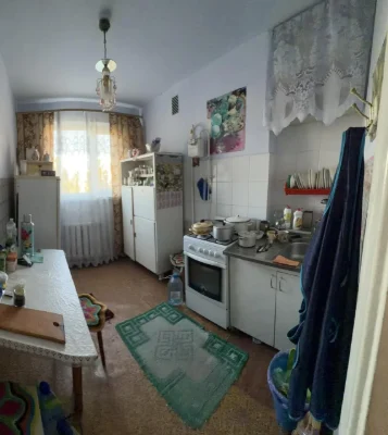 Selling 3-room apartment on Kosmonavtov Street.