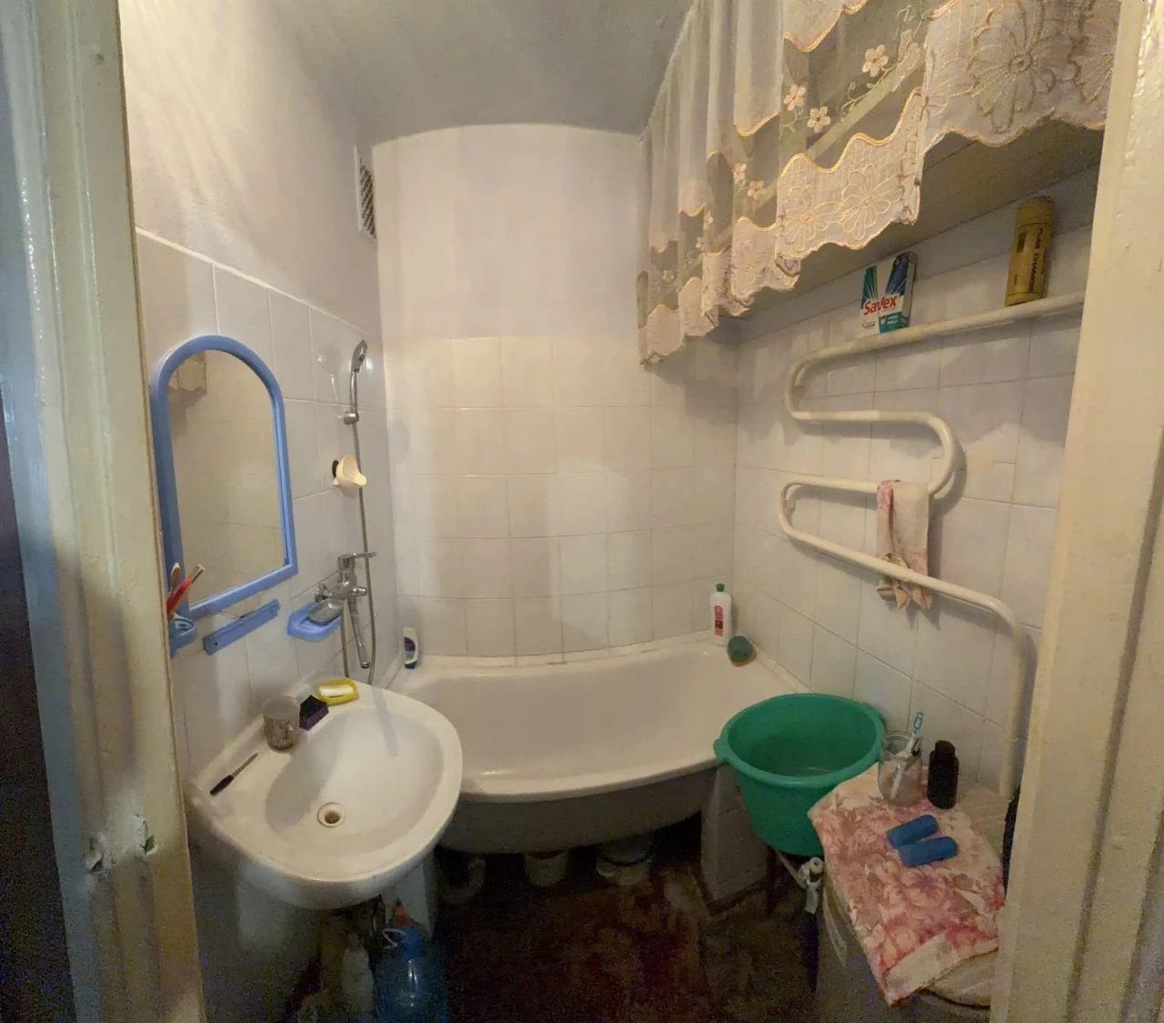 Selling 3-room apartment on Kosmonavtov Street.