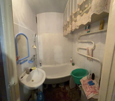Selling 3-room apartment on Kosmonavtov Street.