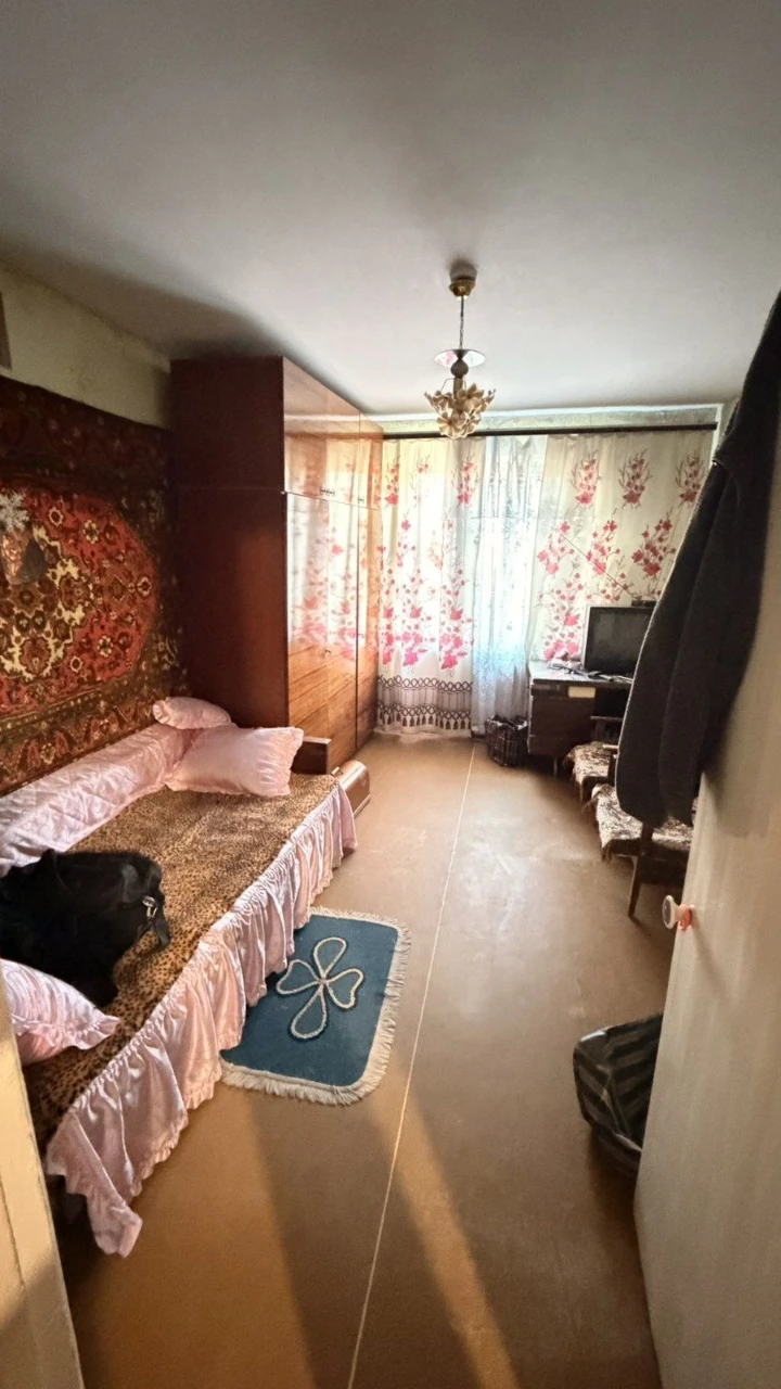 Selling 3-room apartment on Kosmonavtov Street.