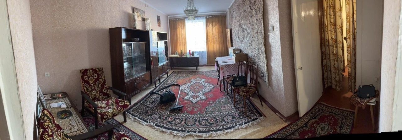 Selling 3-room apartment on Kosmonavtov Street.