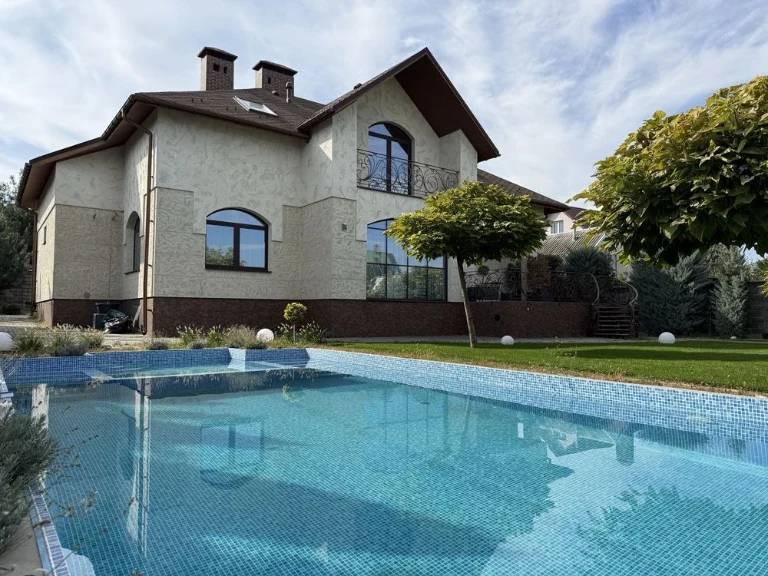 Sale of a nice house in a village in Peregone. Swimming pool. Well.