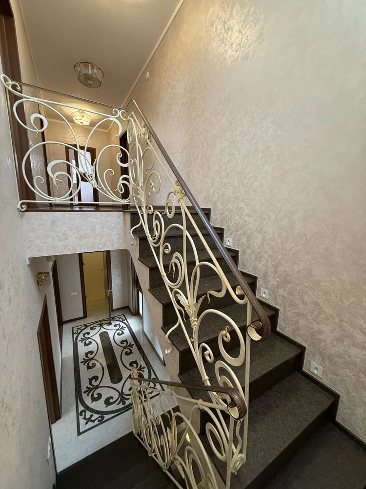 Продається чуйний будинок у Ц.Селі на Перегоні.Басейн.Скважина