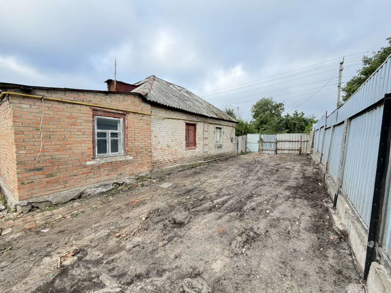 Продаж половини будинку з окремим двором