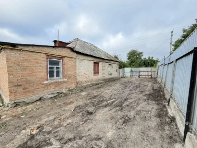 Продаж половини будинку з окремим двором
