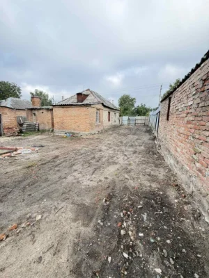 Продаж половини будинку з окремим двором