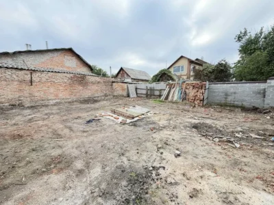 Продаж половини будинку з окремим двором