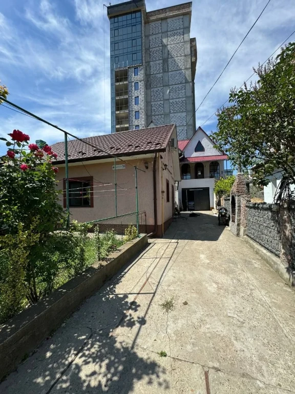 Sale of a part of a house in a park area on вул. Руданського