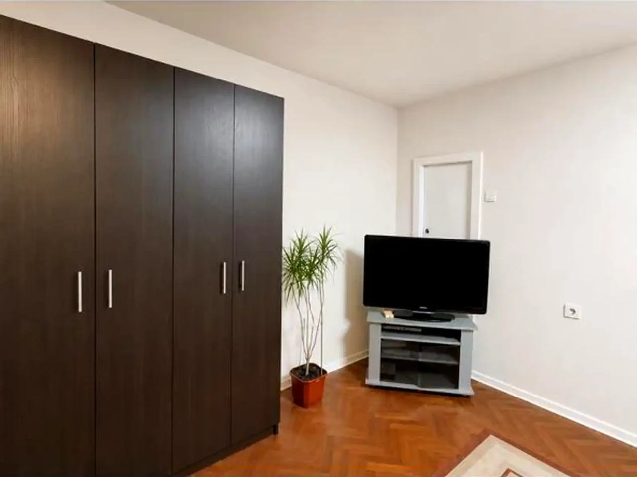 Оренда квартири 2-кімн. 45 м² 2/5 пов.