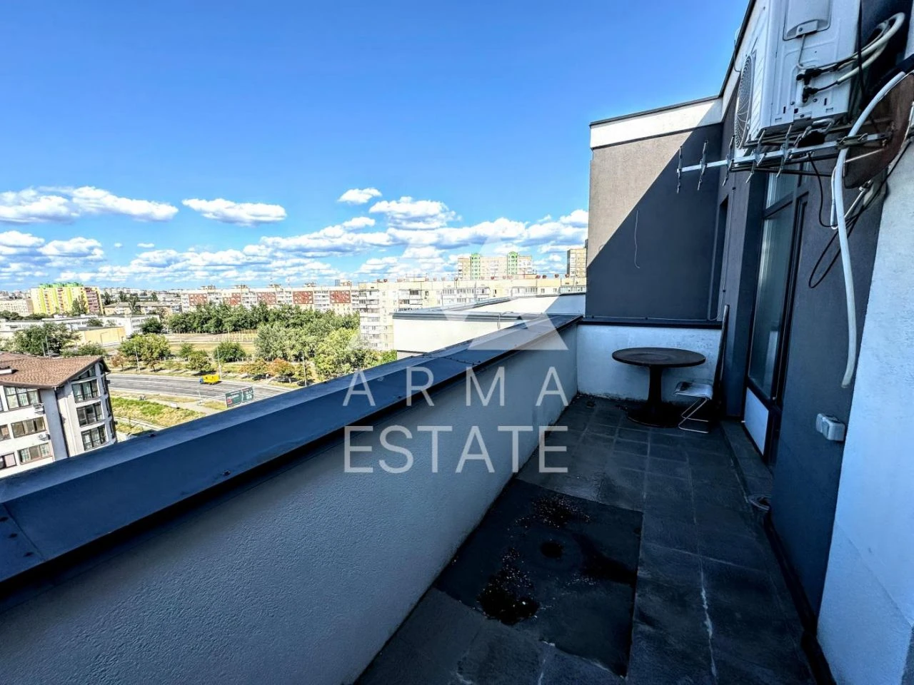 I am renting a one-room apartment (28 sq m) in Kyiv, Дніпровський район