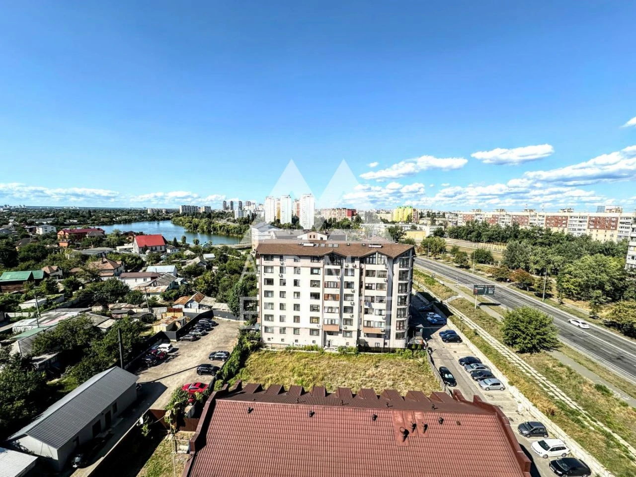 I am renting a one-room apartment (28 sq m) in Kyiv, Дніпровський район