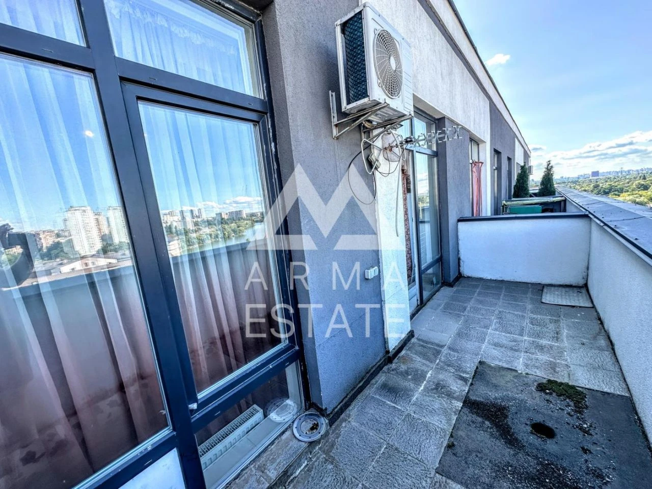 I am renting a one-room apartment (28 sq m) in Kyiv, Дніпровський район