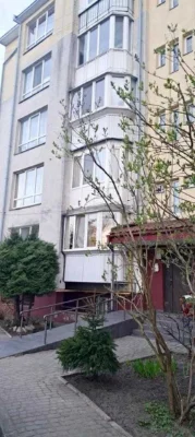 Пропонується до продажу затишна та функціональна 3-кімнатна