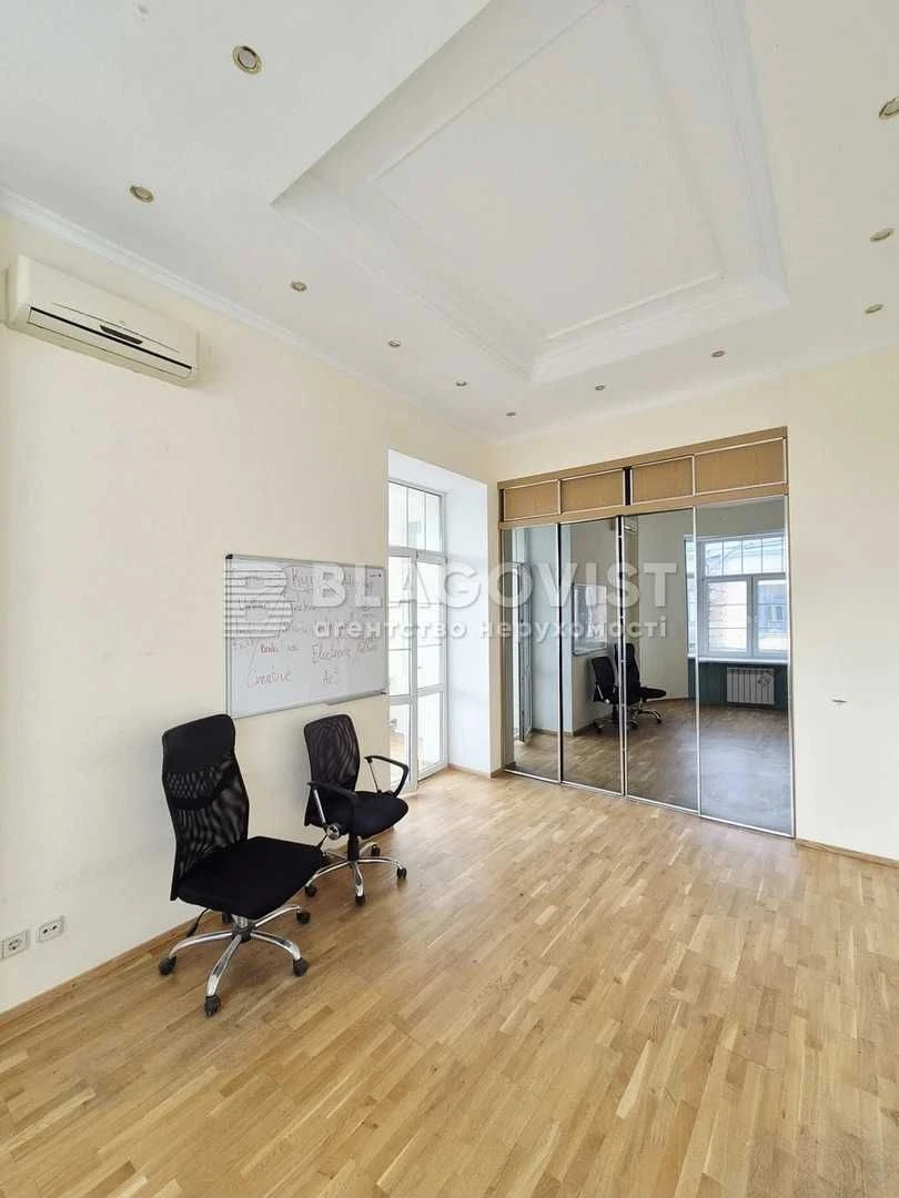 Sale of a unique two-level apartment with a view of the city center