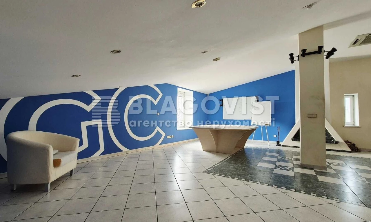 Sale of a unique two-level apartment with a view of the city center