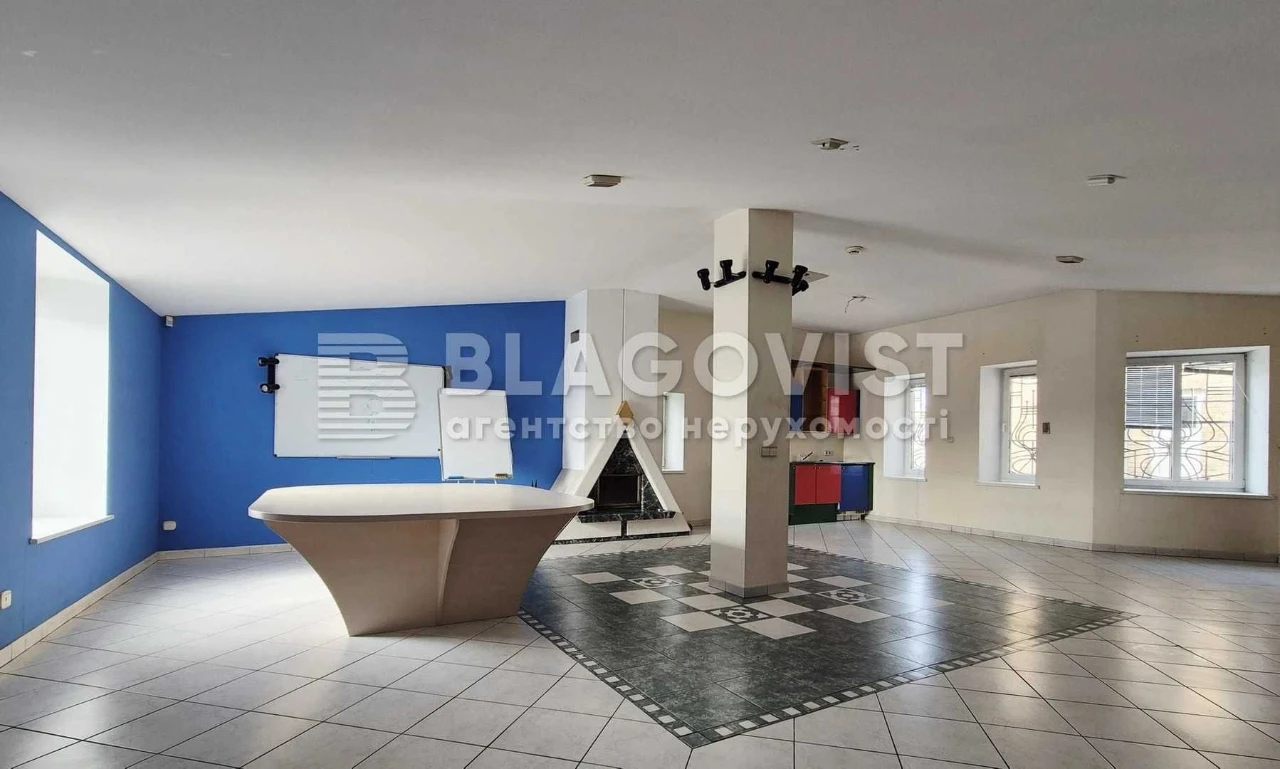 Sale of a unique two-level apartment with a view of the city center