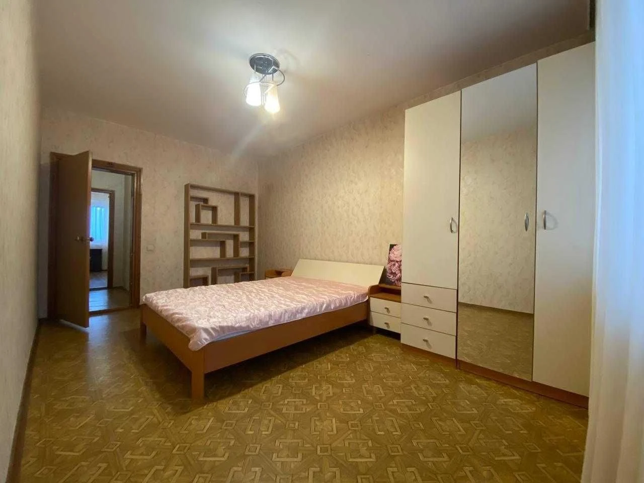 Трехкомнатная ПОЗНЯКИ ХАРЬКОВСКИЙ Вишняковская 13а 96м2