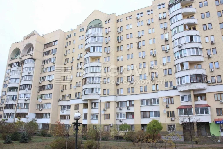 Sale of a 4-room apartment on Івасюка Володимира Avenue (G. Stalin's)