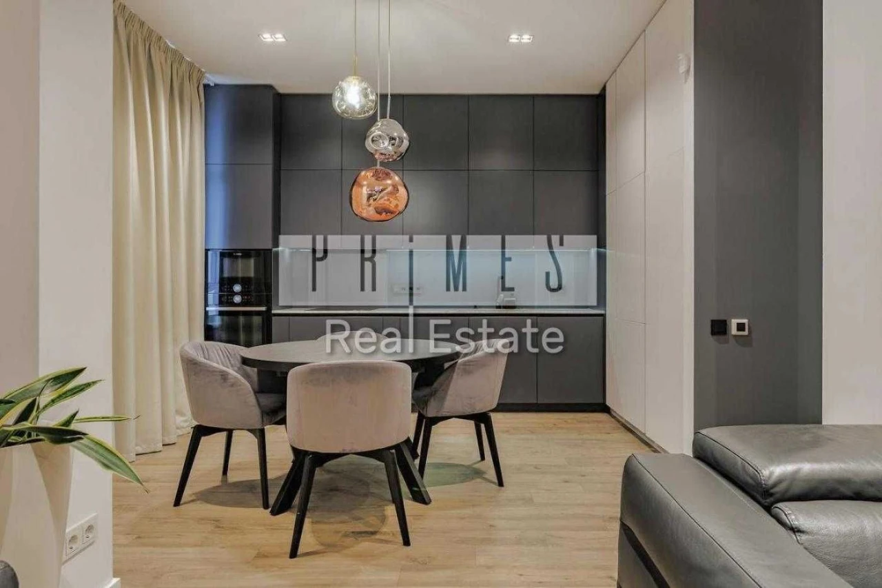 No commission. Sale of a 3-room apartment 130 m2 in the residential complex "Novopecherski"