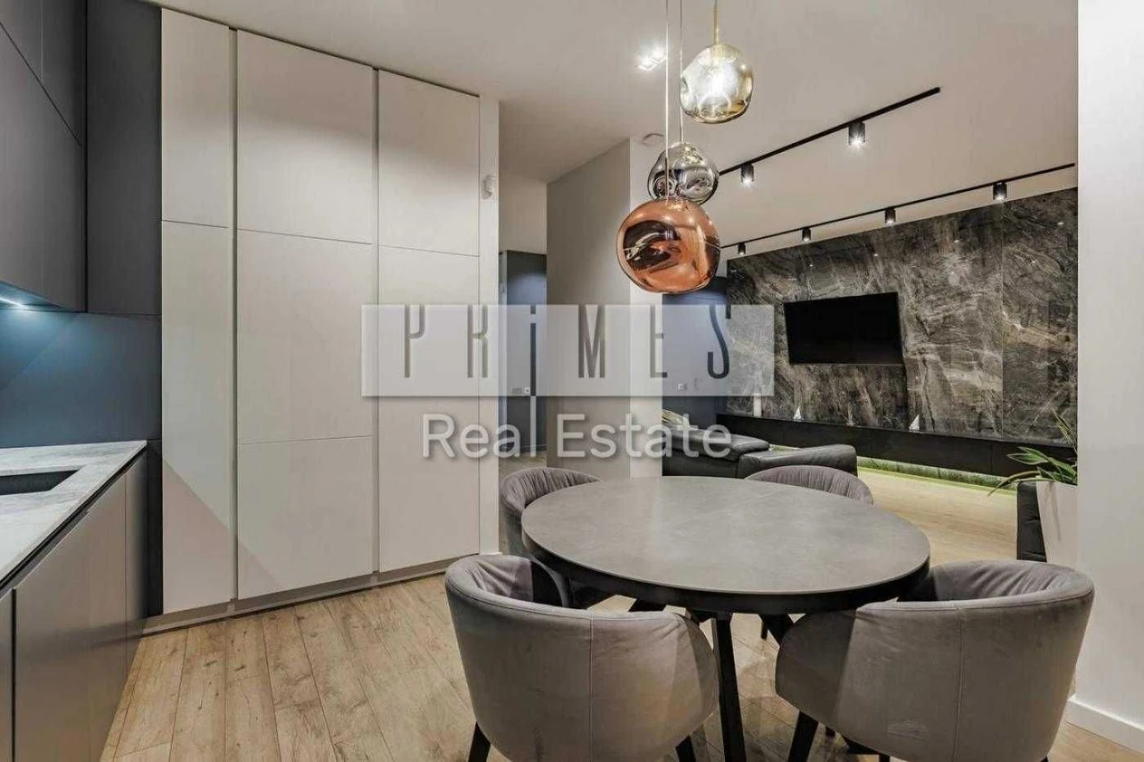 No commission. Sale of a 3-room apartment 130 m2 in the residential complex "Novopecherski"