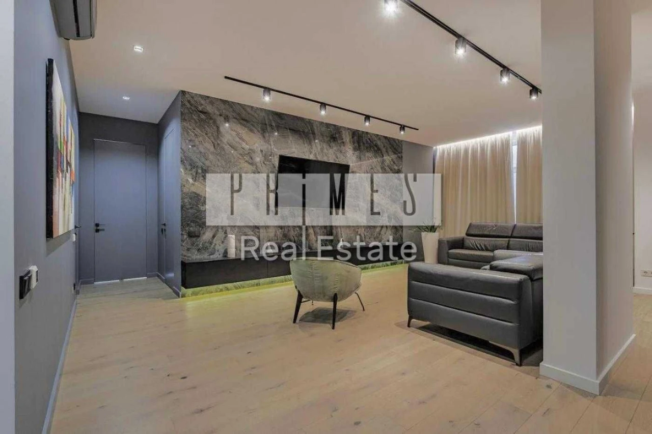 No commission. Sale of a 3-room apartment 130 m2 in the residential complex "Novopecherski"