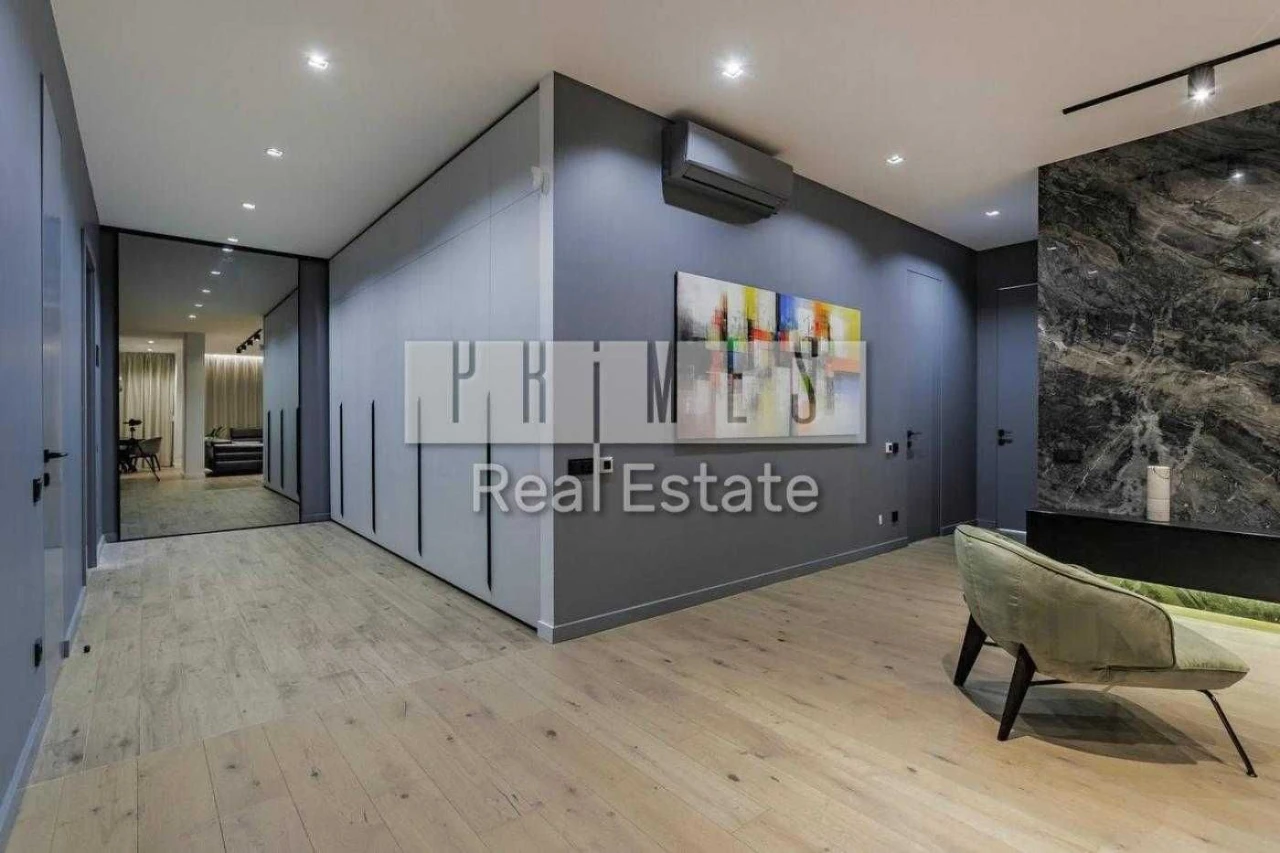 No commission. Sale of a 3-room apartment 130 m2 in the residential complex "Novopecherski"