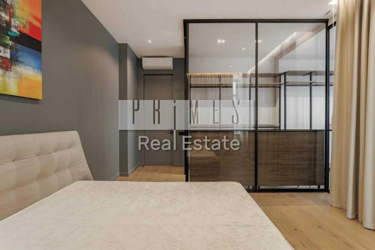 No commission. Sale of a 3-room apartment 130 m2 in the residential complex "Novopecherski"