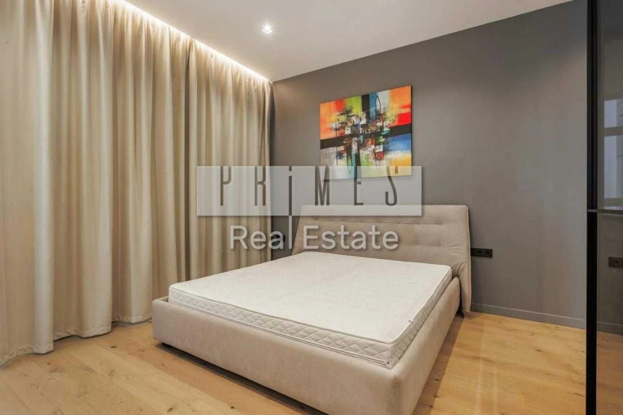 No commission. Sale of a 3-room apartment 130 m2 in the residential complex "Novopecherski"