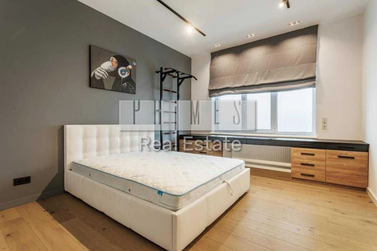 No commission. Sale of a 3-room apartment 130 m2 in the residential complex "Novopecherski"