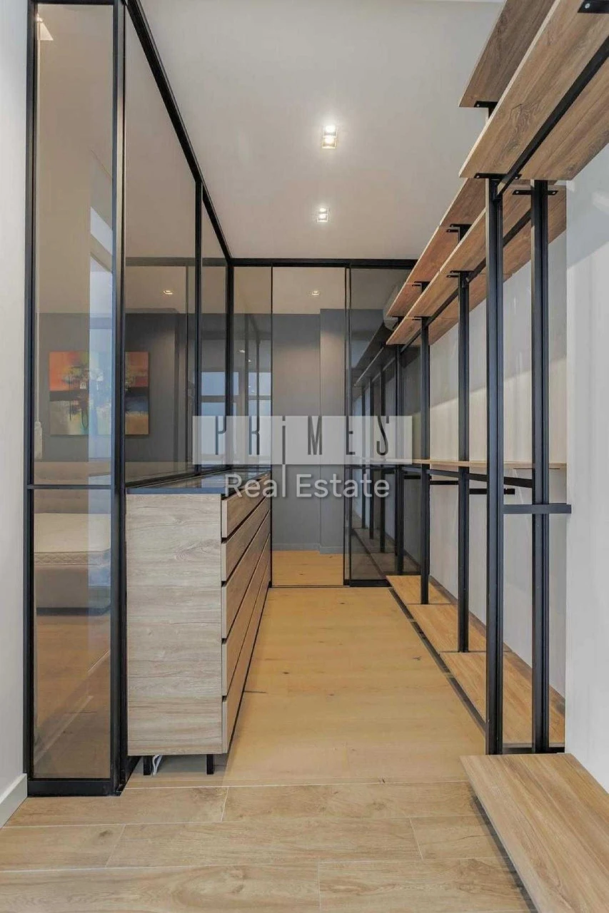 No commission. Sale of a 3-room apartment 130 m2 in the residential complex "Novopecherski"
