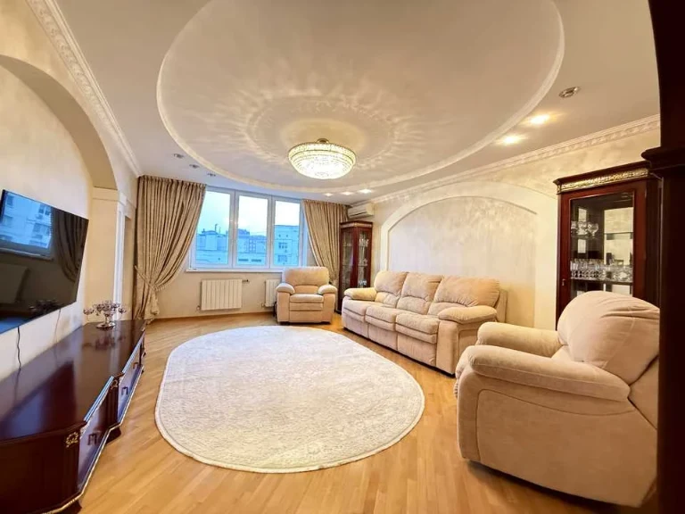 Apartment. Kyiv, Sribnokilska St.
