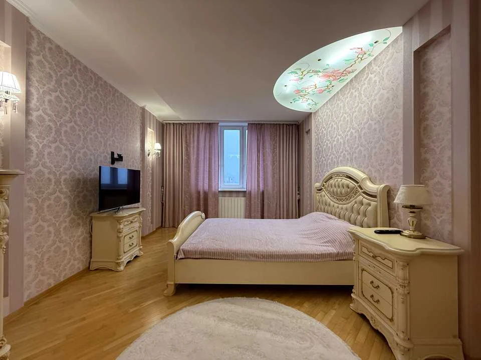 Apartment. Kyiv, Sribnokilska St.