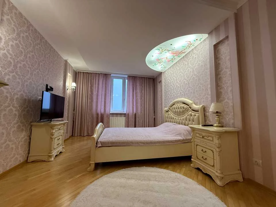 Apartment. Kyiv, Sribnokilska St.